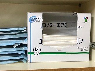 エプロンは患者さまごとに防水加工紙エプロンを使用